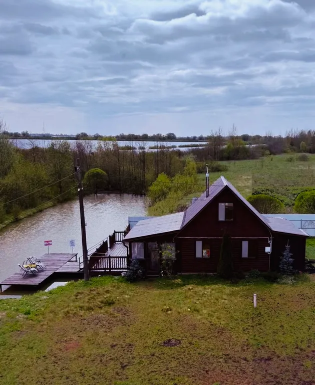 Уютный новый 3 этажный 10-комнатный гостeвoй дом с баней и прудом