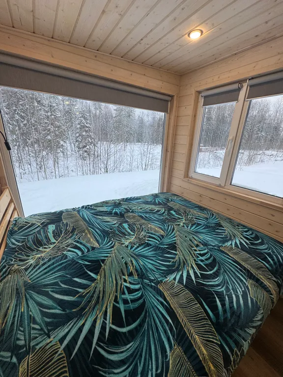 Уютнейший домик в лесу в черте города с панорамным окном, видом на лес