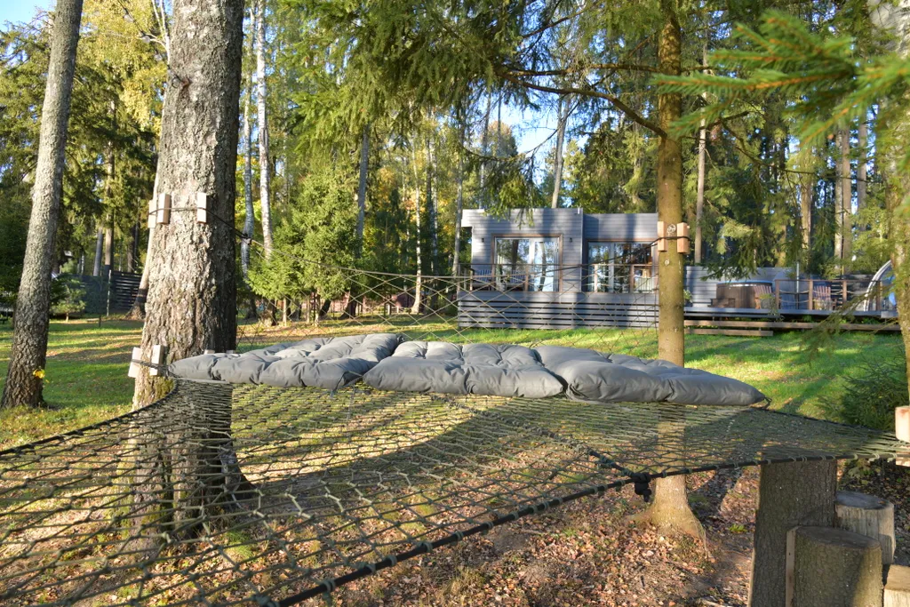 Уютный дом на живописной поляне в лесу с панорамными окнами