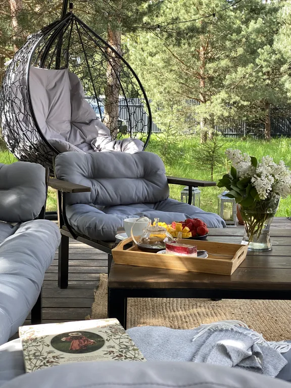 Скандинавский дом с ванной внутри и видом на лес