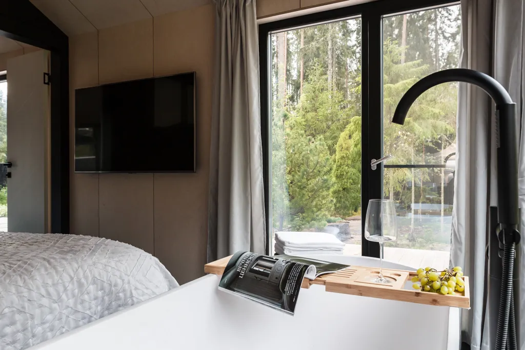 Коттедж Панорамный дом в лесу с сауной и ванной у окна — Вырица