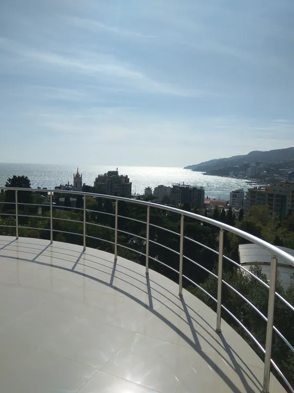 Квартира с большой панорамной террасой на море