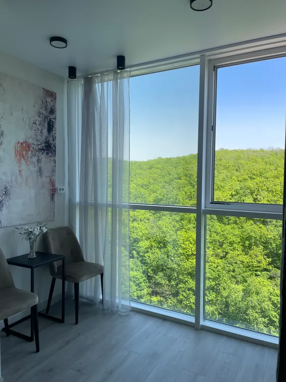 Апартаменты с панорамными окнами на лес и море и роскошным двором