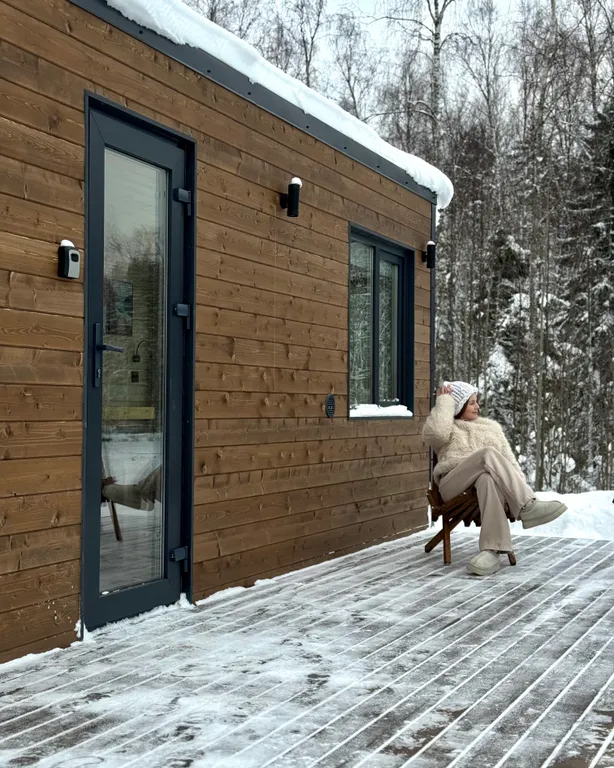 Уютнейший домик в лесу в черте города с панорамным окном, видом на лес