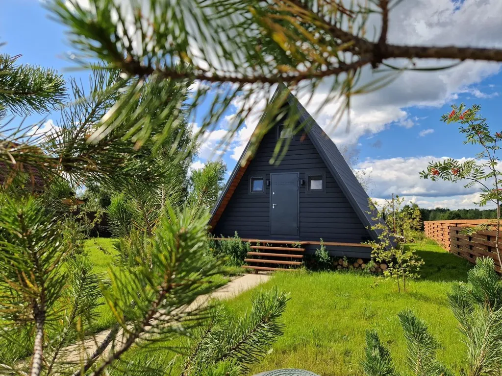 Коттедж Пpocторный 4-местный А-фрейм с чанoм и банeй нa берегу реки Дубна — аренда посуточно в Кимры