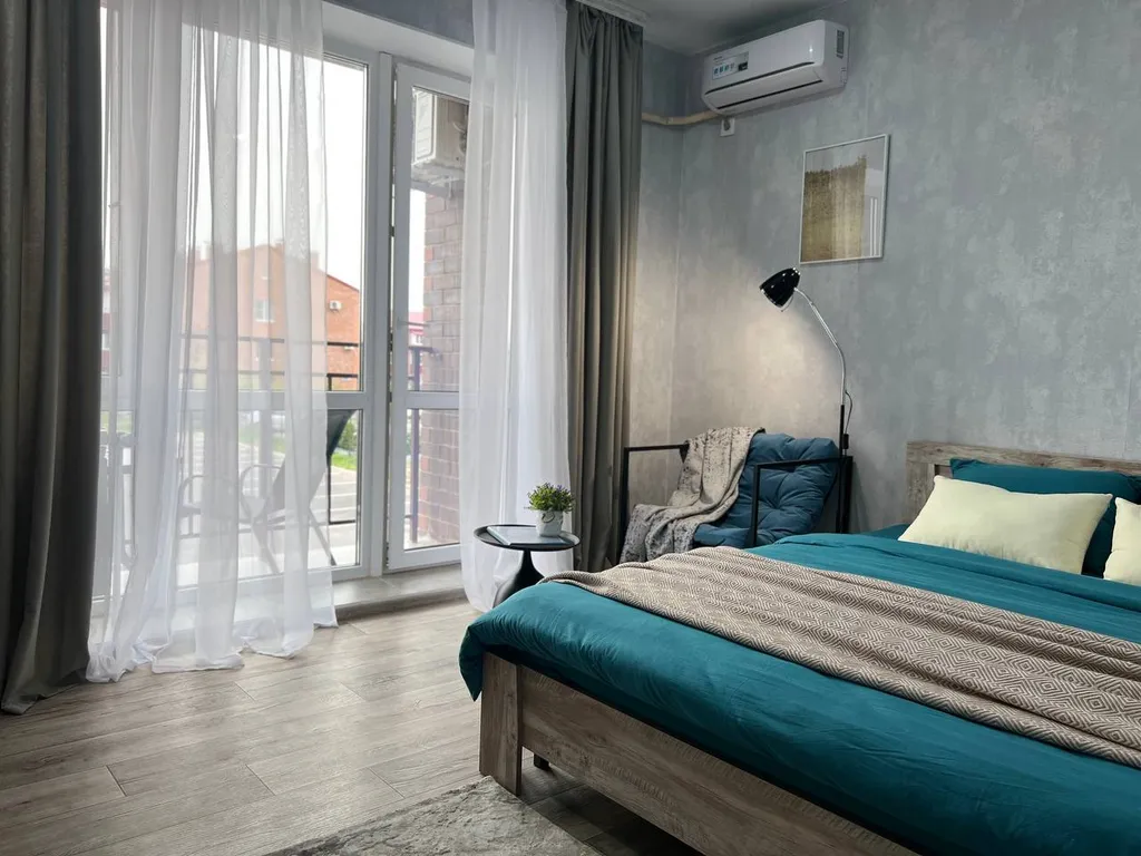 Новый апартамент с зоной отдыха на балконе