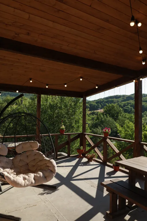 Коттедж Уютный современный дом в горах, крытая терраса с панорамой гор и озера — Соколиное