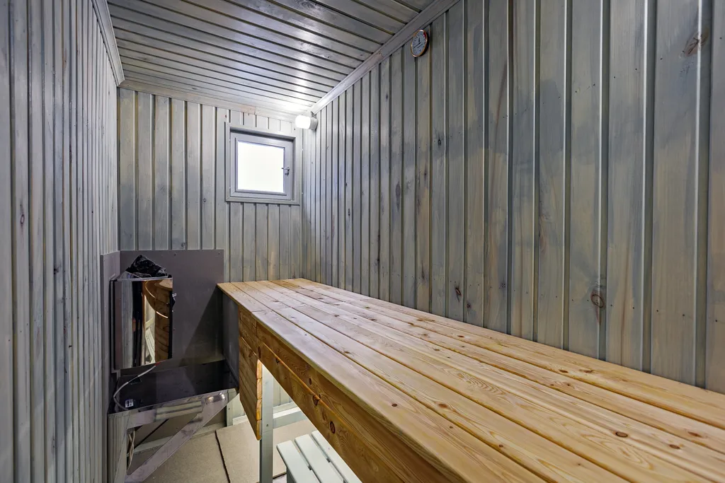 Grey House с дикими зайцами