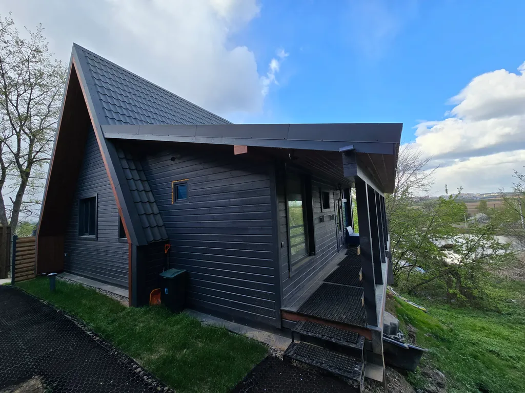 Дом у пруда