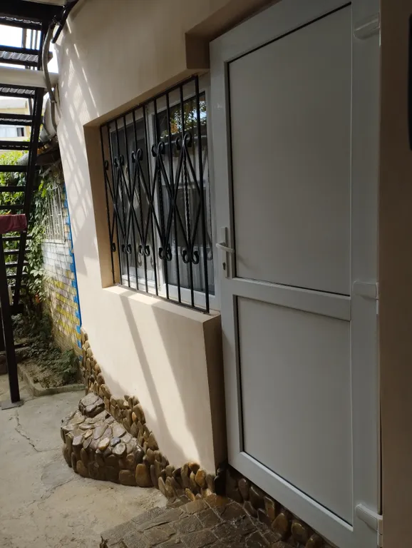 Уютная маленькая комната на первом этаже дома близко к морю