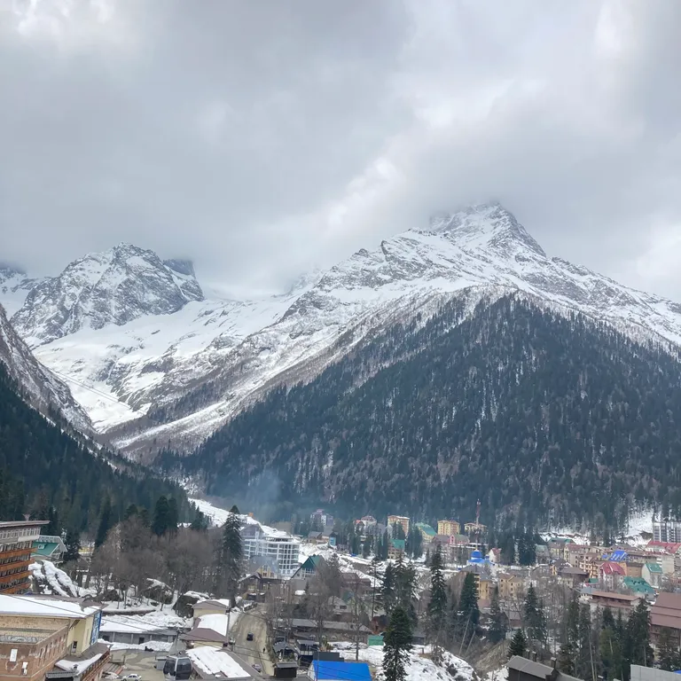 Современная квартира с панорамными окнами в двух минутах от канатки