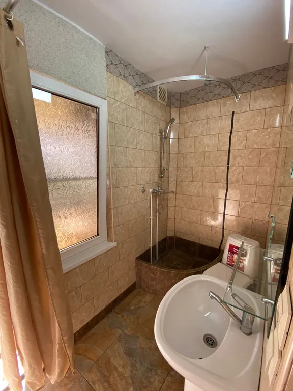 Удобный номер на 3 человека с удобствами на берегу моря