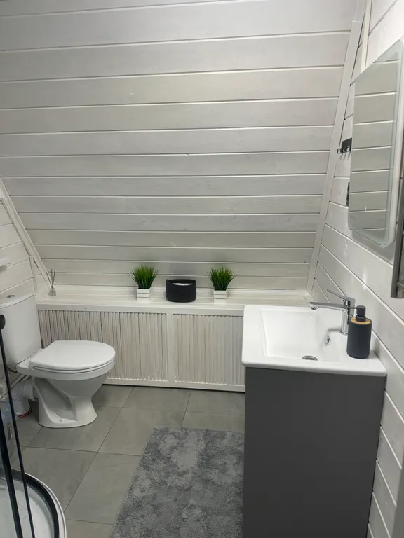 Домик афрейм в дубовом лесу