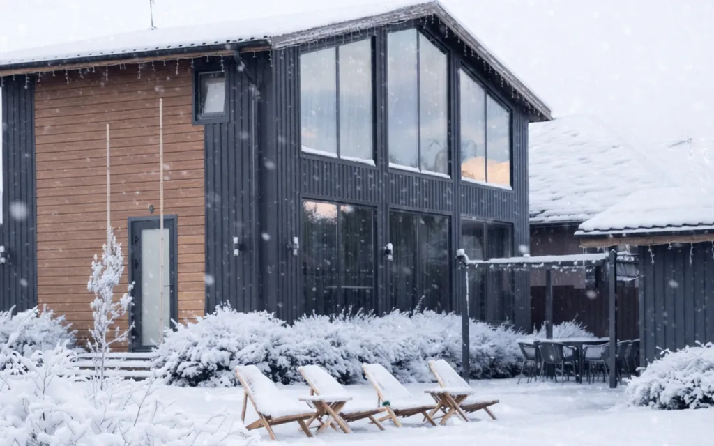 Семейный дом на берегу реки