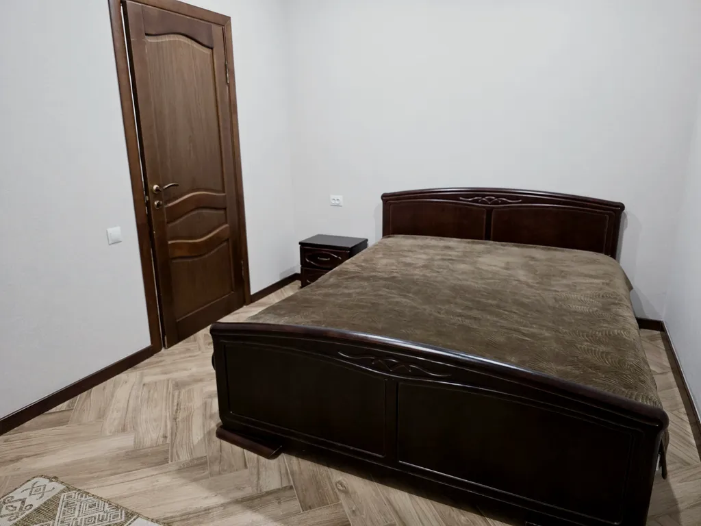 Уютный дом в сосновом лесу, рядом горная речка