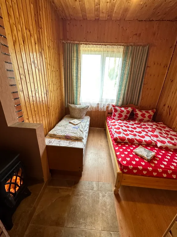 В большом доме 1/2 часть первого этажа