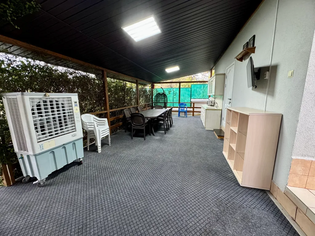 Дом с бассейном и баней у моря