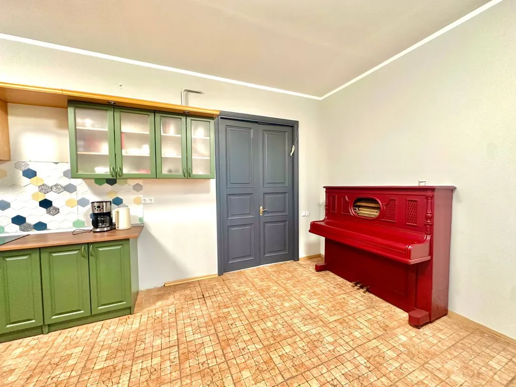 Бюджетная комната для 3 человек, вид на крыши, самый центр