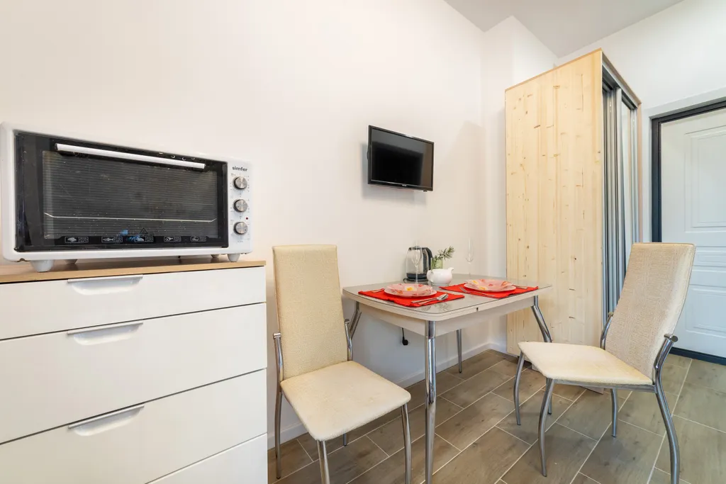 Просторная студия с балконом и видом на горы