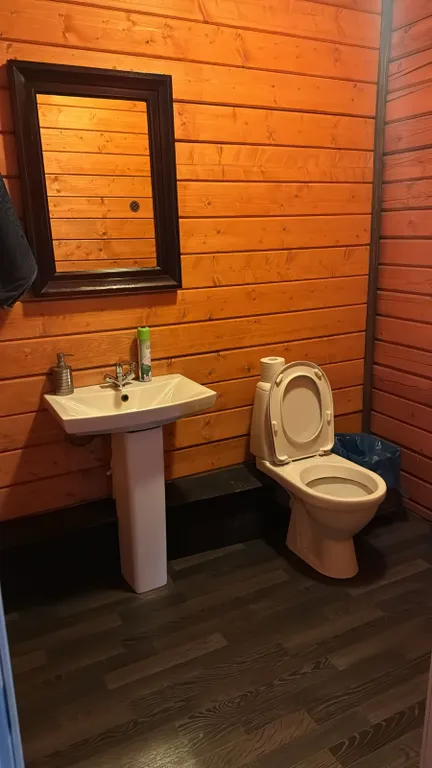 Деревянный коттедж с большой территорией рядом с городом