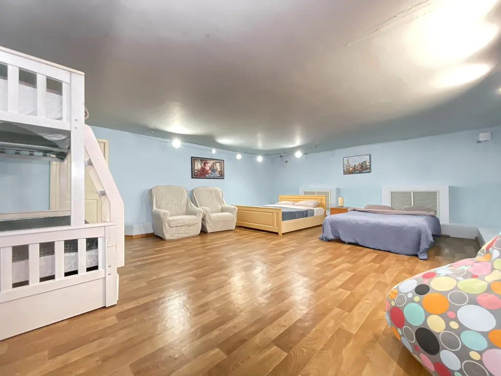 Двухуровневая квартира для большой компании