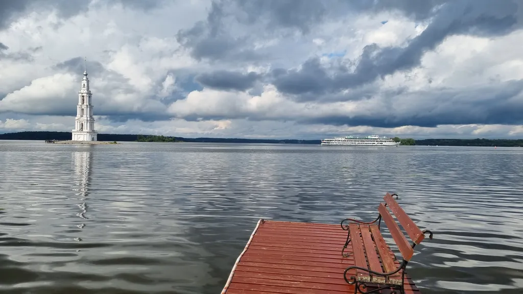 Дом на берегу волги, с видом на затопленную колокольню