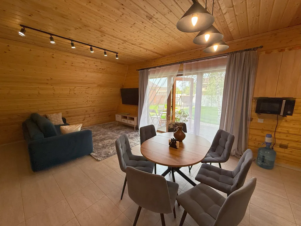 А-фрейм шалаш у леса