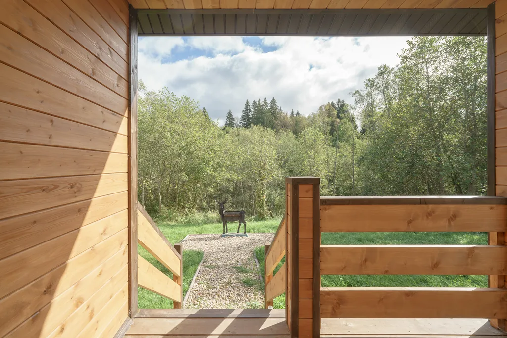 Новый загородный дом у реки с баней и бассейном