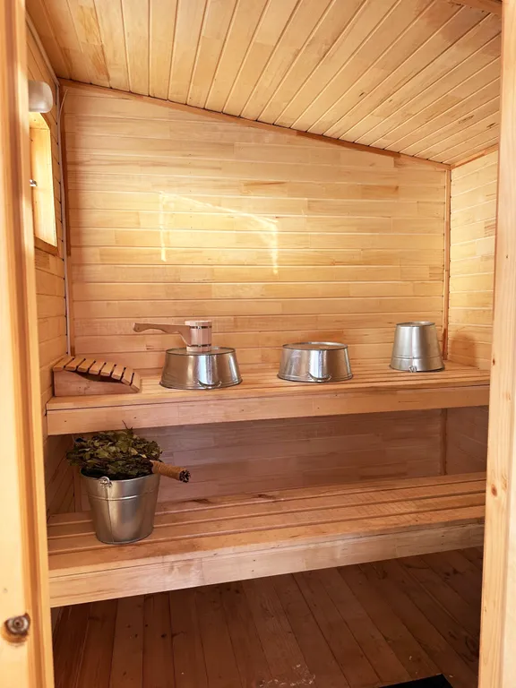 Уютный Белый дом у реки