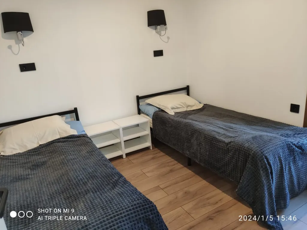 Новый стильный дом, большая лесная территория, недалеко от пруда с пляжем