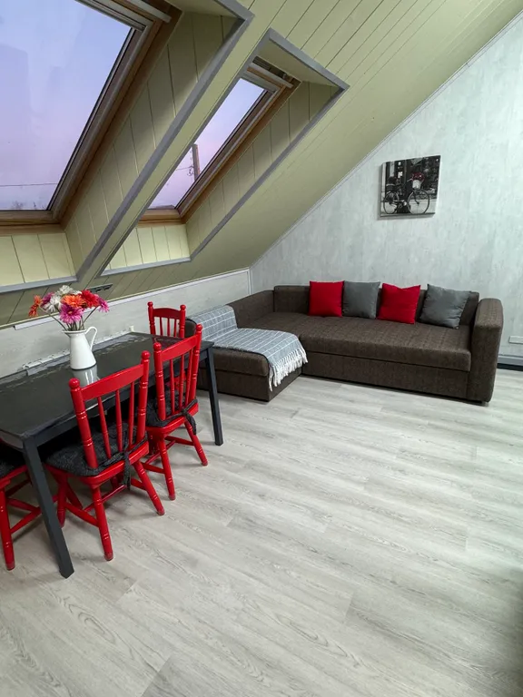 Двухуровневая квартира-студия с отдельной спальней