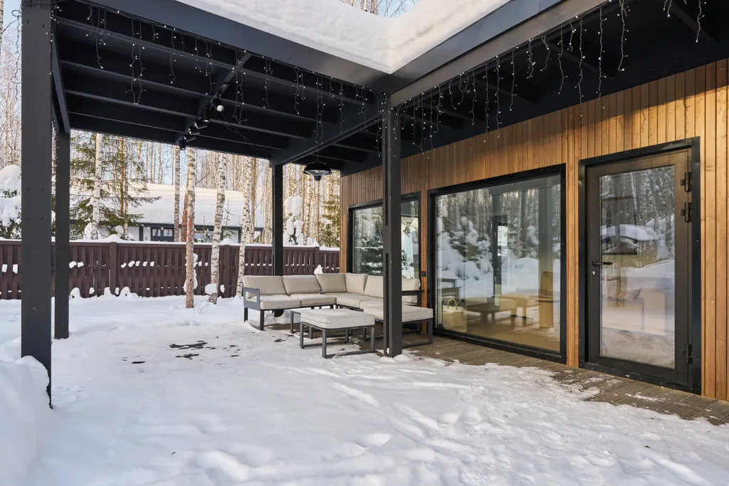 Панорамный дом в окружении леса с сауной