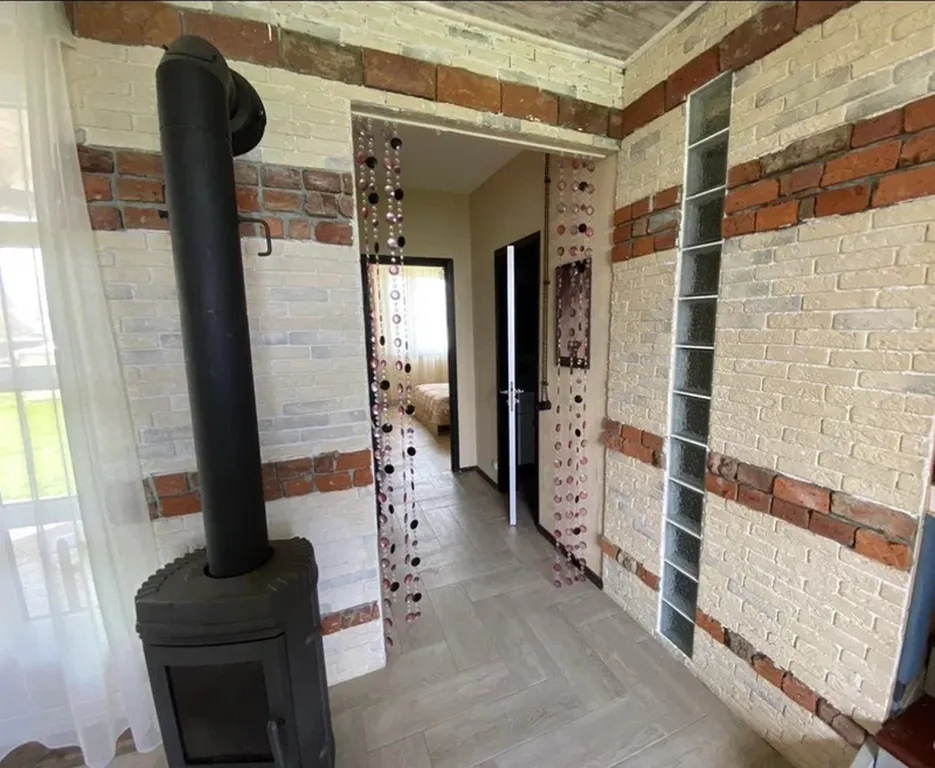 Современный дом с уличной подогреваемой купелью и сауной