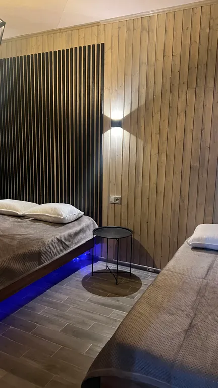 Вилла с бассейном на берегу реки