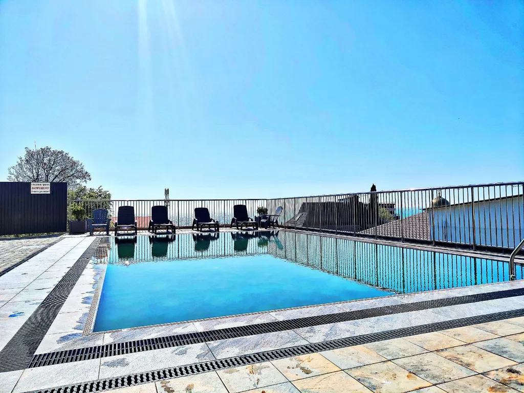 Квартира Номер с видом на море в отеле Аурия Морето — аренда посуточно в Лоо