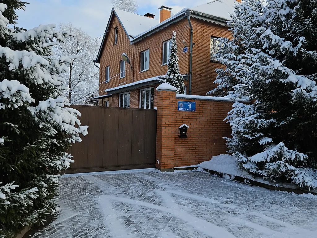 Коттедж Коттедж с большим бассейном — Черное