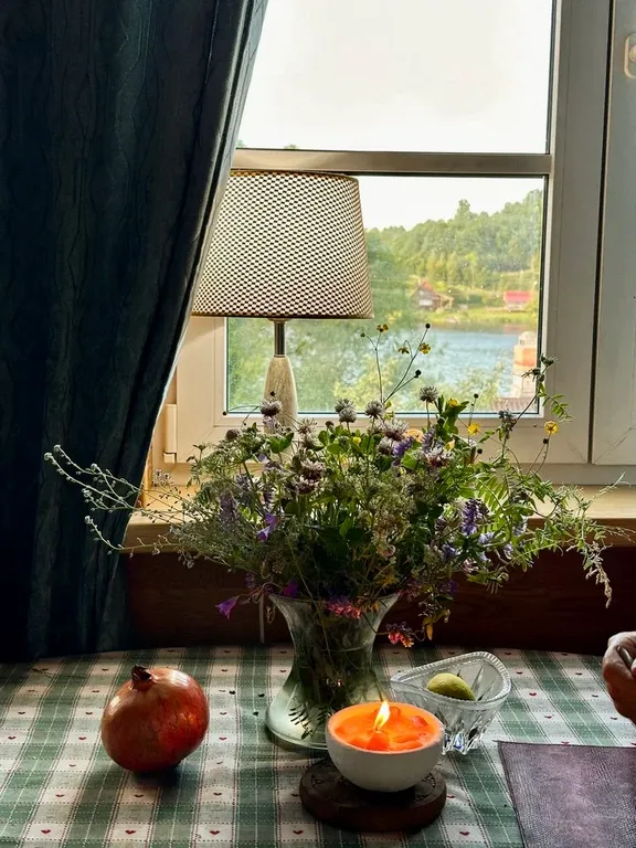 Усадебный дом с видом на реку, берег с мостками и рыбной ловлей