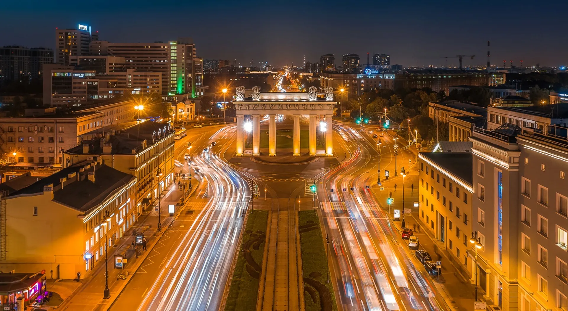 Великолепная Триумфальная арка на Московском проспекте в 5 минутах от квартиры