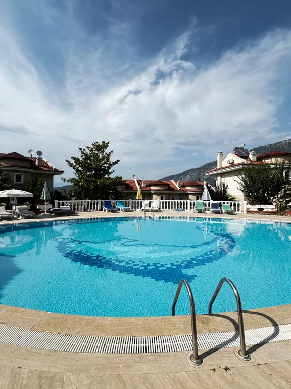 Уютная квартира с видом на бассейн в Оваджике у моря