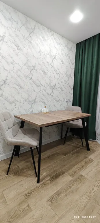 Уютная теплая современная квартира