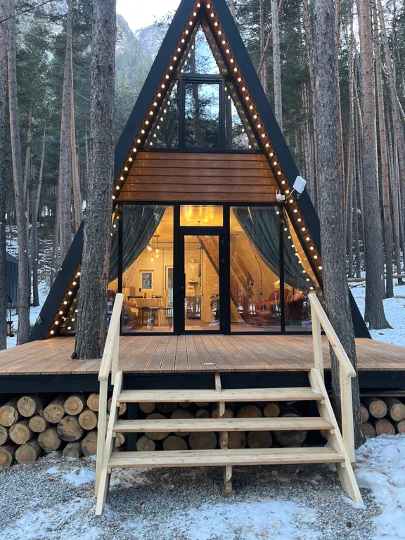 Уютный дом а-фрейм в сосновом лесу