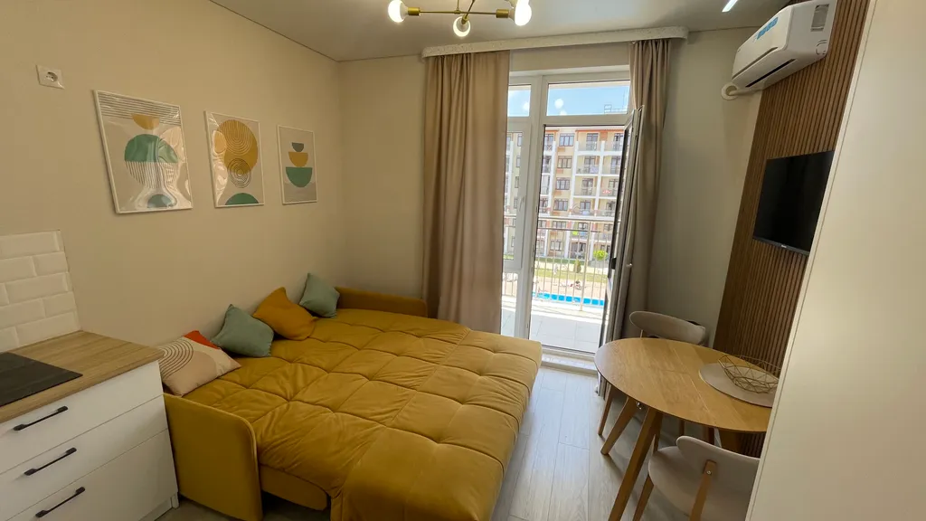 Современная студия для отдыха с видом на бассейн