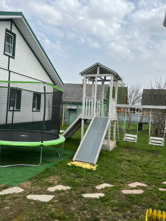 Уютный дом с беседкой в черте города