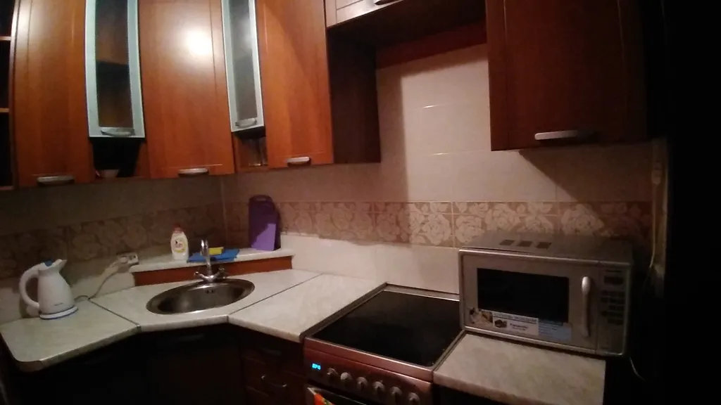 Квартира с раздельными комнатами, с отдельной кухней и балконом.