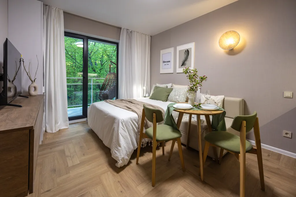 Студия в сосновом лесу у моря