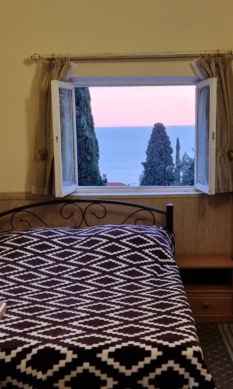 Домик с двориком с видом на море