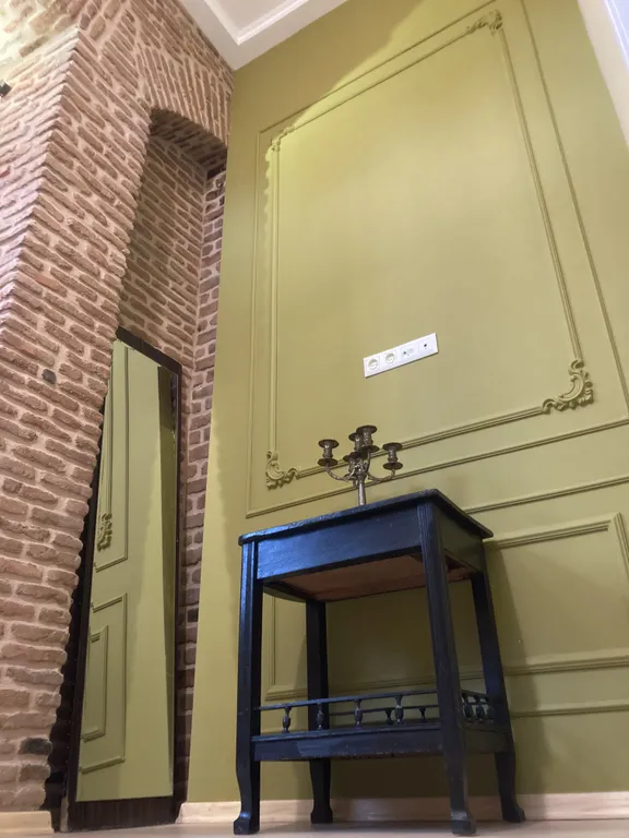 Апартаменты с двумя спальнями с историческим интерьером центр Тбилиси