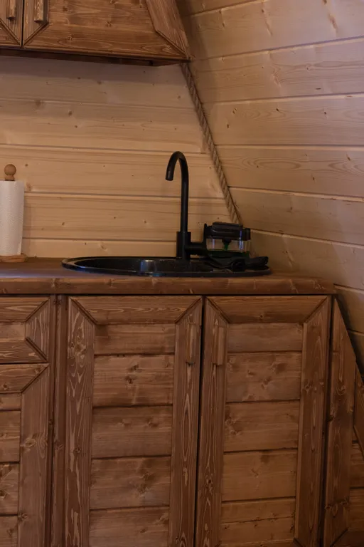 Горный домик с видом на горы и реку