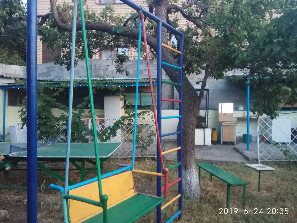 Светлая комната с видом на осенний сад