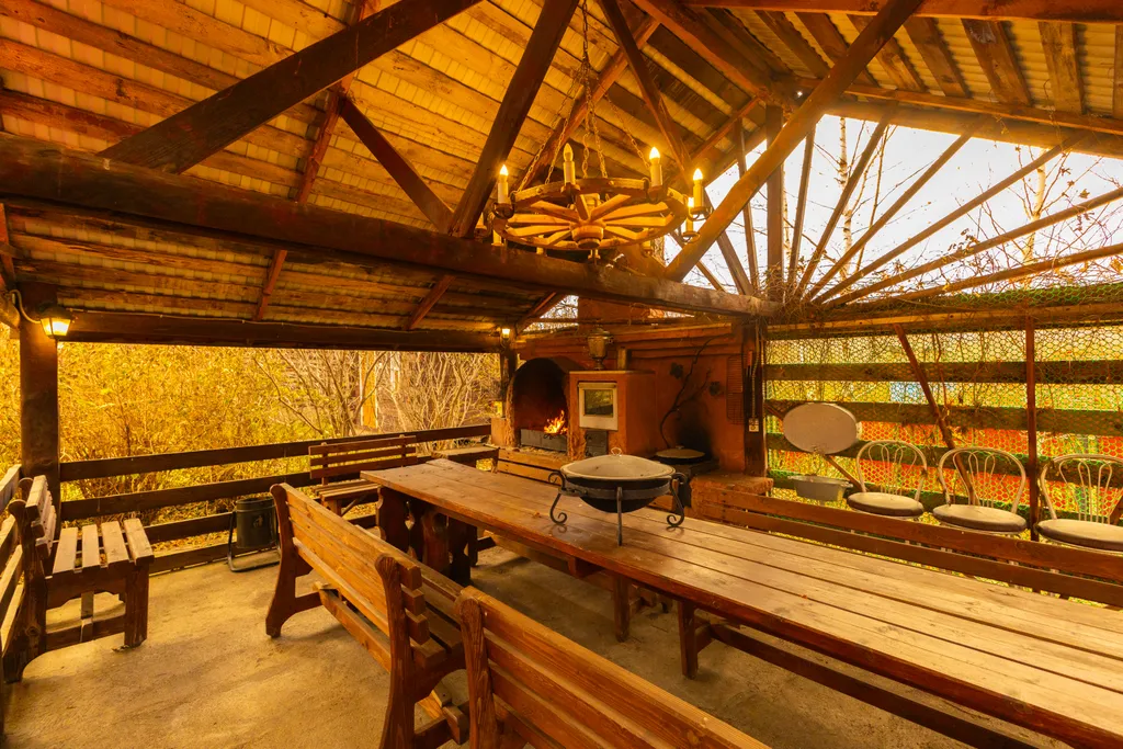 Бревенчатая изба с уникальной отделкой